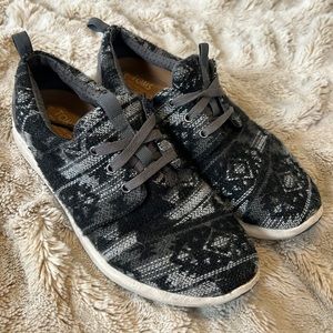 AZTEC TOMS SNEAKERS— size 7.5